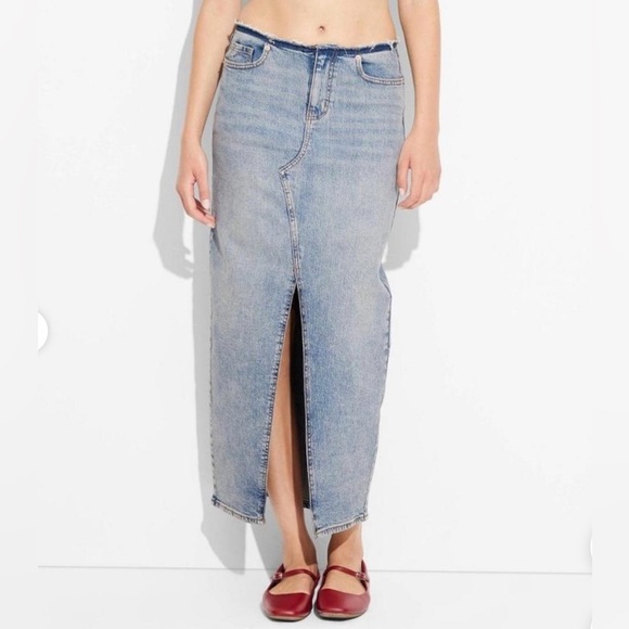 NWT Wild Fable Mid Low Rise Light Blue Slip On Denim Raw Hem Skirt Size 4R - Picture 2 of 13